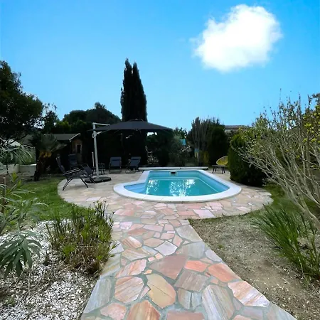 Constance - Swimming Pool & Parking - Sleeps 8 *